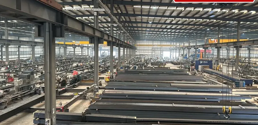 Interior de la planta de fabricación de acero estructural en operación