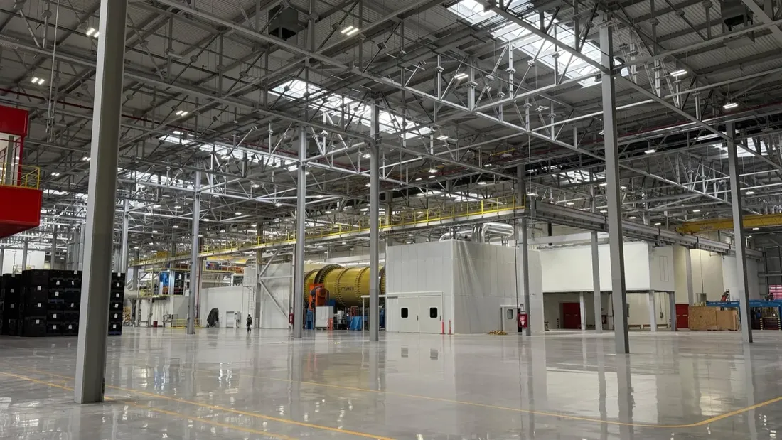 Nave industrial de estructura metálica terminada